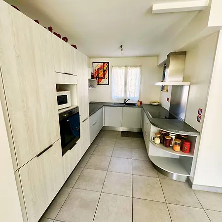 6 A La Maison, De A Paris