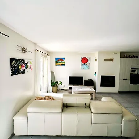 6 A La Maison, De A Paris Apartment